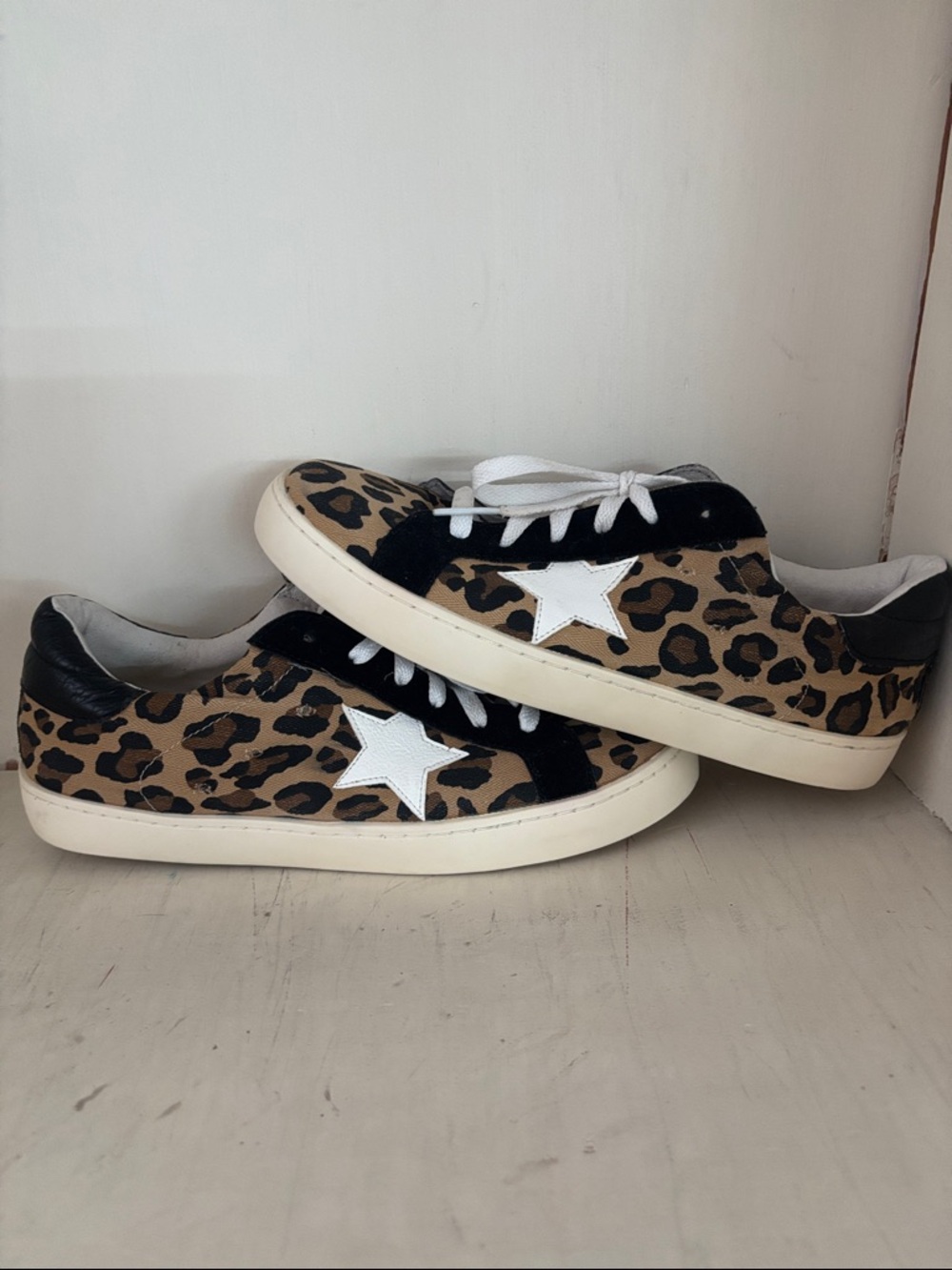 Leopard Print Star Accent Sneakers - White Star, Black Trim - Picture 2 of 9
